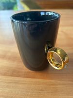 KaffeTasse schwarz mit goldenem Ring Henkel und Stein