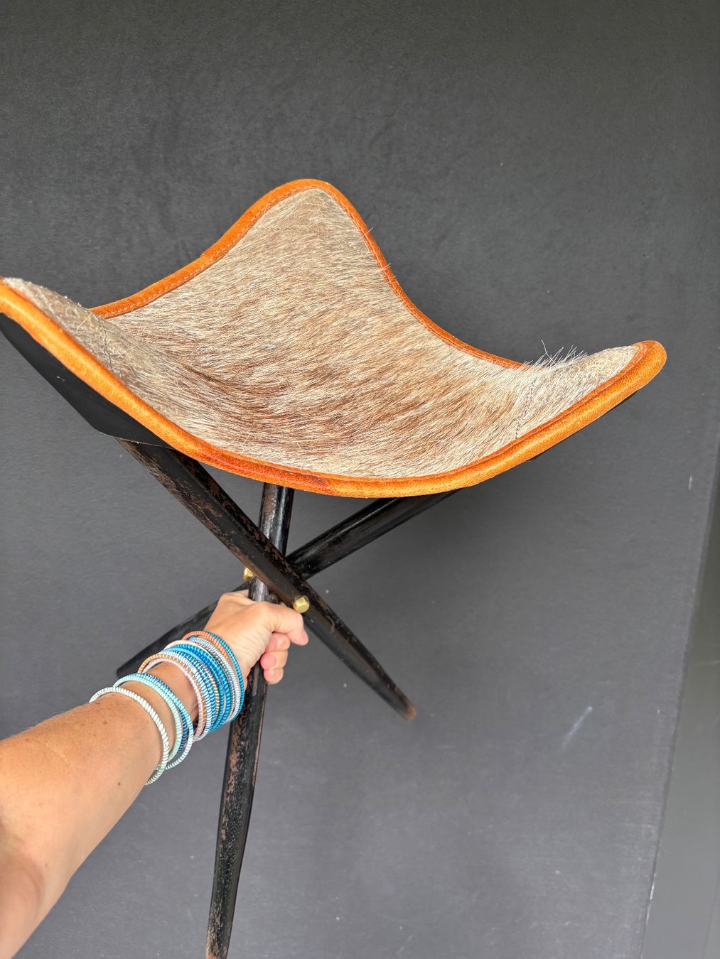 Hocker: 1950s mid century tripod leather stool – Gebraucht aus Steinhausen von ChromeVintage 6