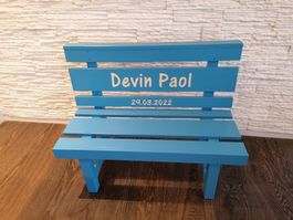 Schöne Kindersitzbank aus Massivholz als Taufgeschenk
