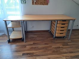 Schreibtisch mit Rollen und Schubladen 