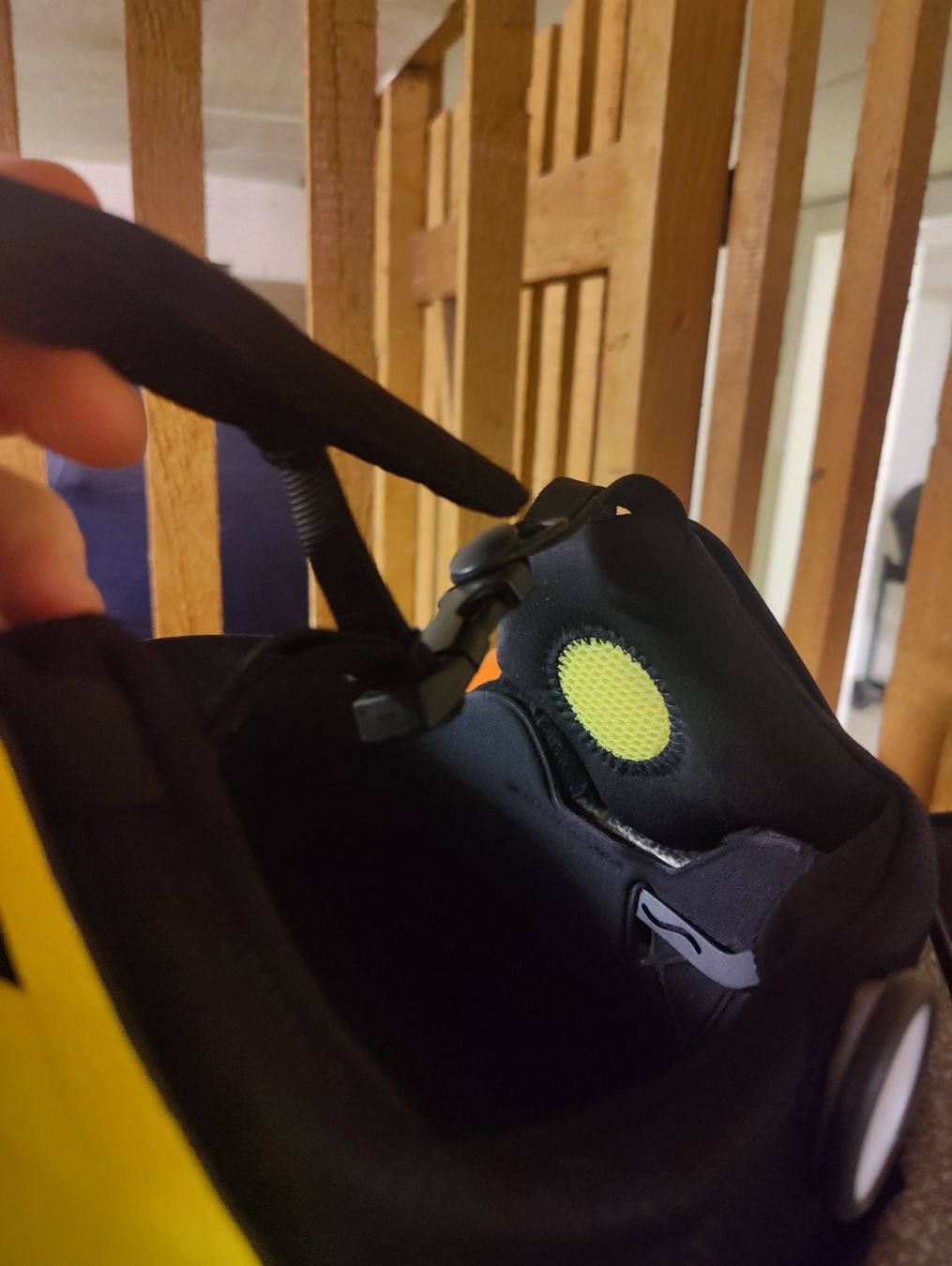 Caschi: Black & Yellow Snowboard / Ski Helmet – Usato da Zürich venduto da Caeirop 2