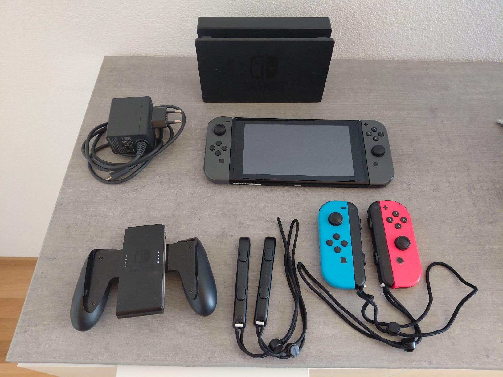 Nintendo Console: Nintendo Switch mit 2 Joy-Con Sets – Usato da Steckborn venduto da Kessi14