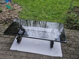 Grosser schmiedeiserner Salontisch mit getönter Glasscheibe