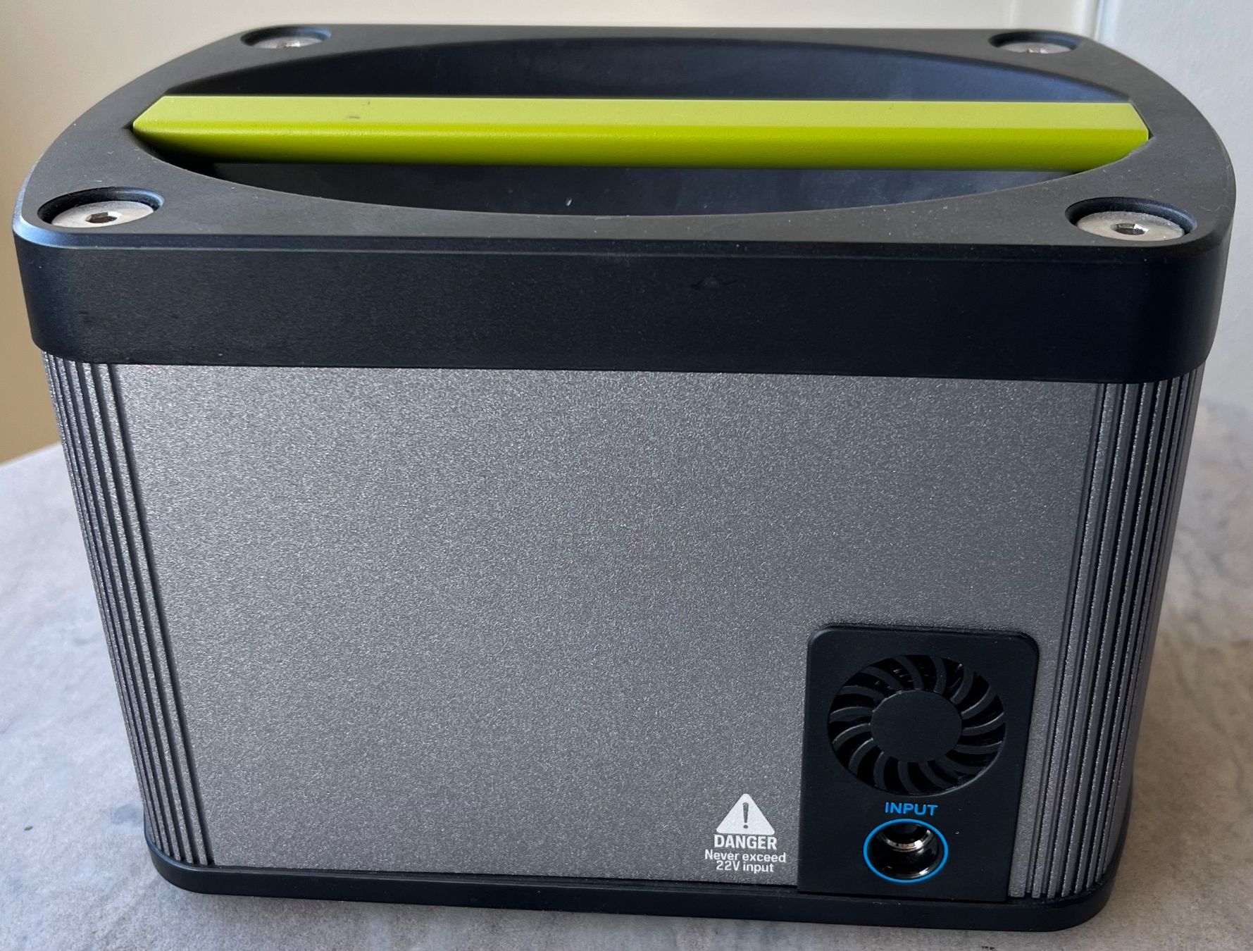 Goal Zero Batterie: Goal Zéro Yéti 200x Lithium + Panneaux Boulder 100 Briefcase – Usato da Genève venduto da Dragonfish 6