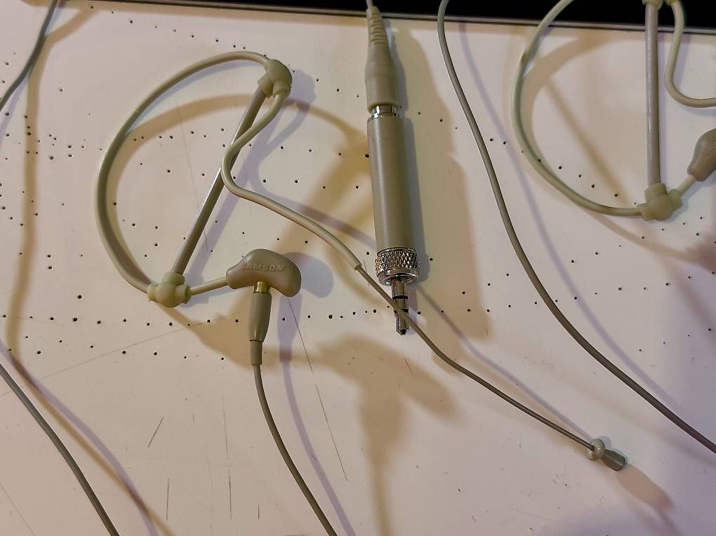 Microfoni: 2× Samson Earset-Mikrofone (tan, hautfarben) – Usato da Muri AG venduto da Ludrigen 2