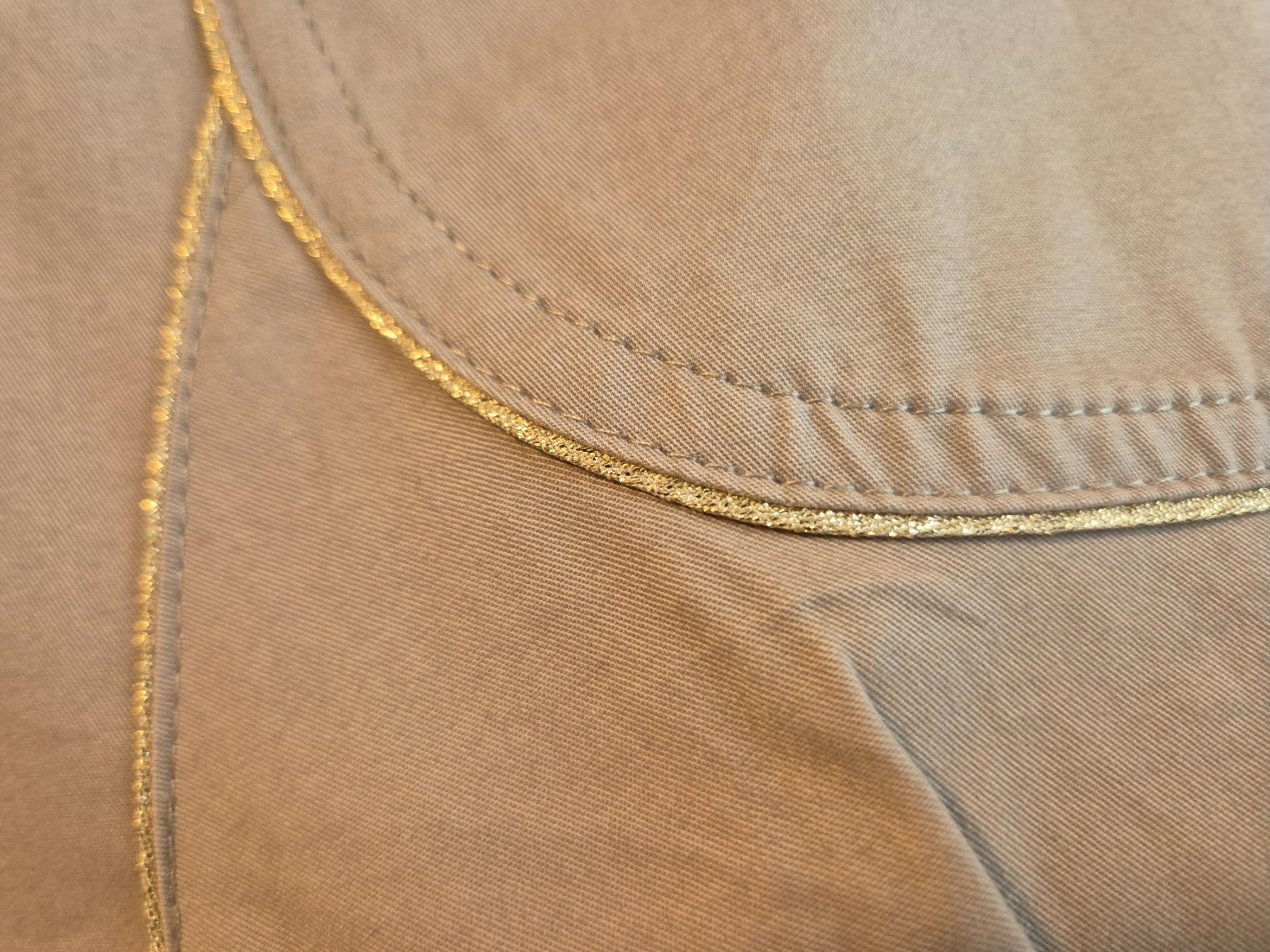 Maje Hosen: MAJE elegante shorts    beige - gold  Grösse 38 – Gebraucht aus Niederweningen von Obson 1