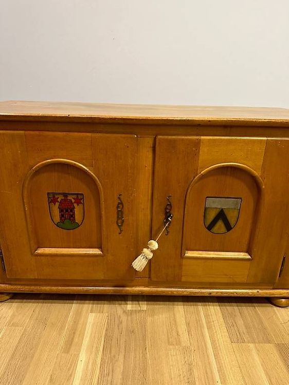 Commodes: Anrichte / Sideboard aus Nussbaumholz mit dekorativen Wappen – D'occasion à Obernau par Arche_Noah_Brocki 7