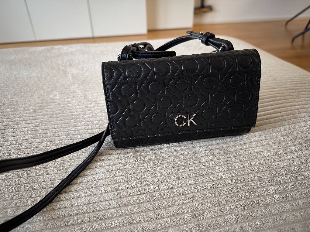 Taschen für Damen: Calvin Klein Re-Lock mini Tasche embossed mono – Gebraucht aus Uster von cynale 1