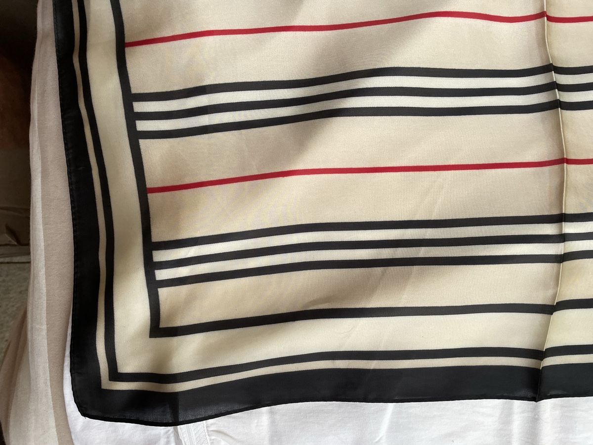 Foulards & écharpes: Square Scarf Silk Beige Red Black Stripe Pattern New – Neuf avec emballage d'origine à Buttikon SZ par trzurigo 1