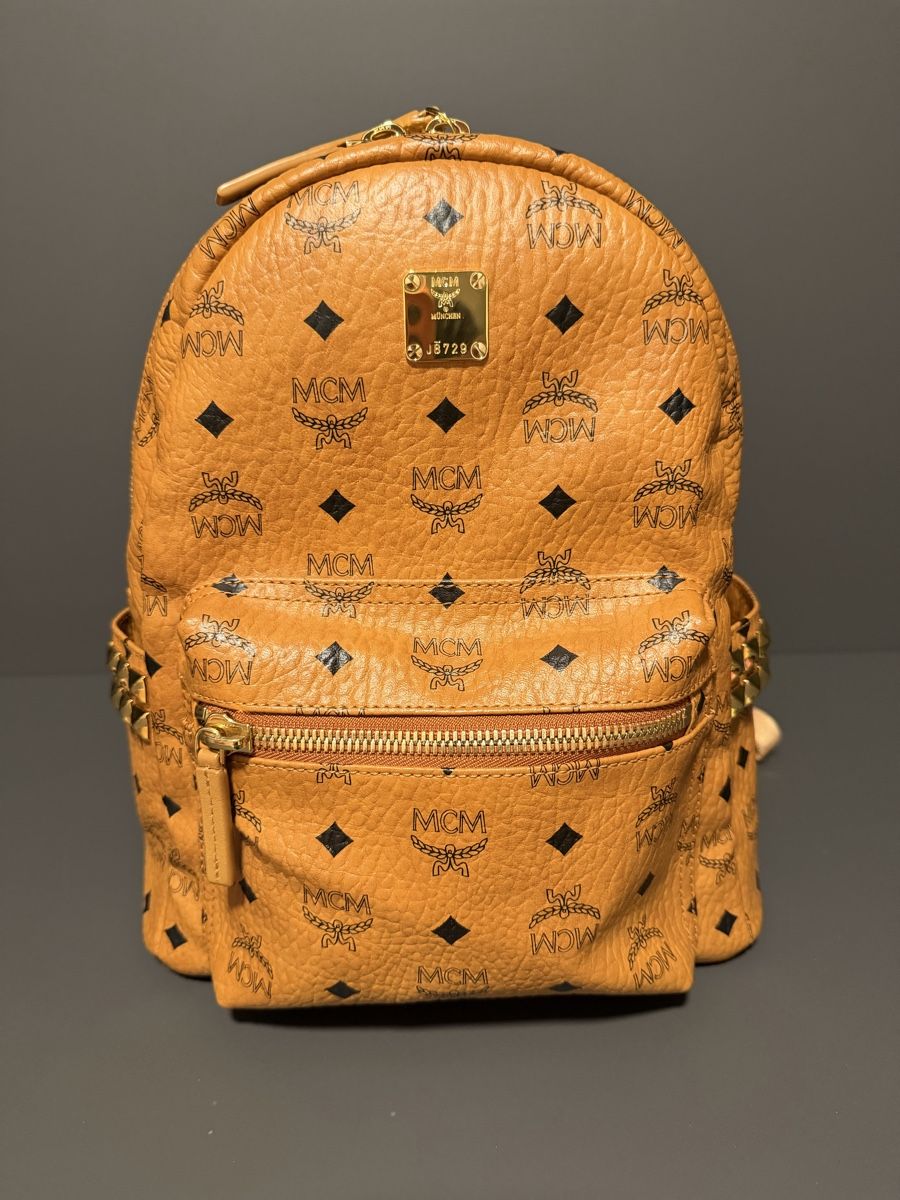 Mcm Zaini: MCM Stark Rucksack in Cognac mit Nieten – Nuovo (secondo la descrizione) da Zollikofen venduto da Danijela1983