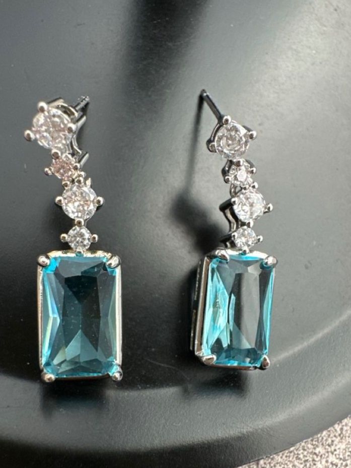 Boucles d'oreille: Ohrringe mit blauem Stein neu – Neuf (Voir description) à Dietikon par vithya88