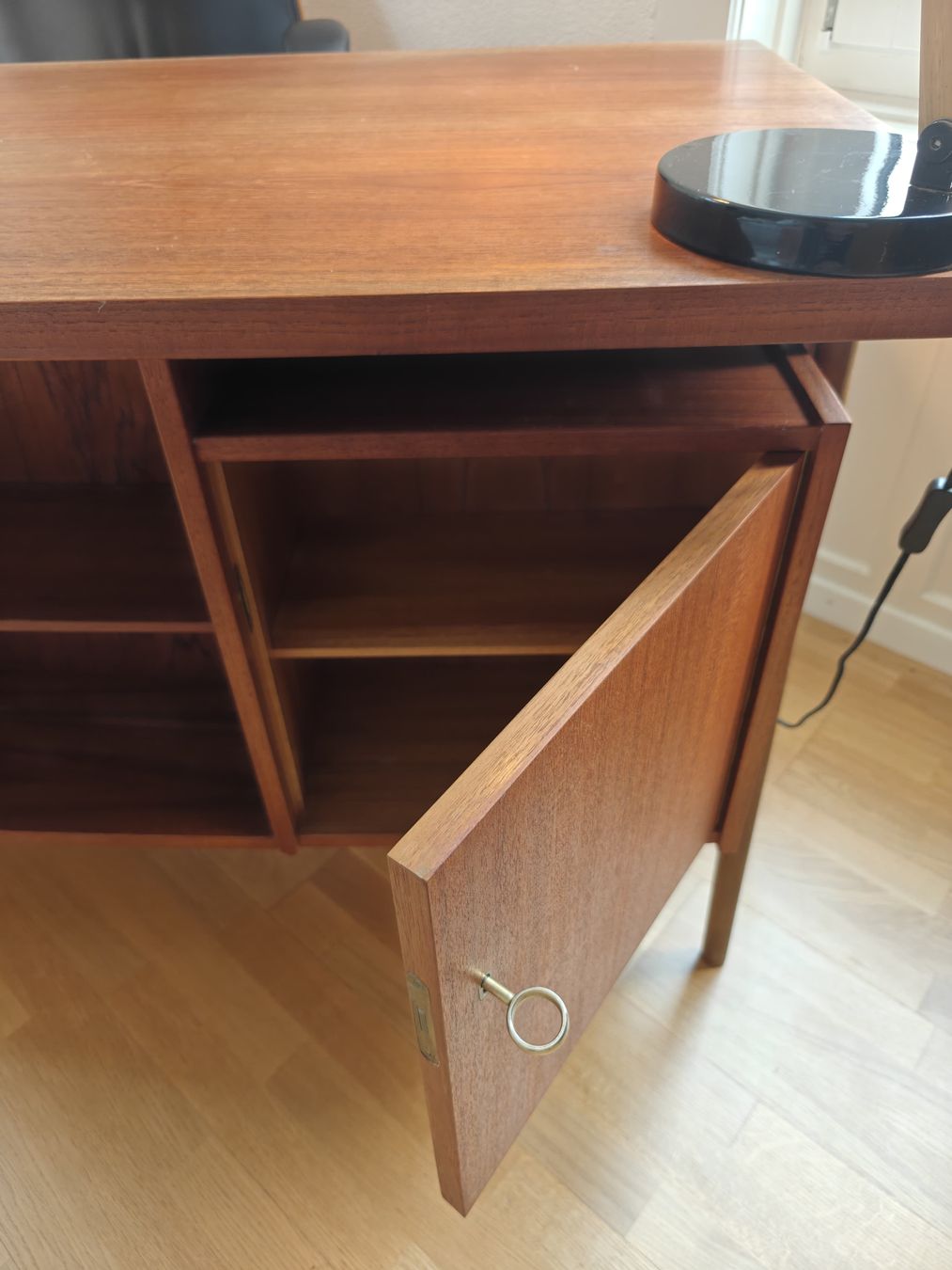 Schreibtische: Mid-century German-Made Teak Desk – Gebraucht aus Zürich von Maa_b2bx 9