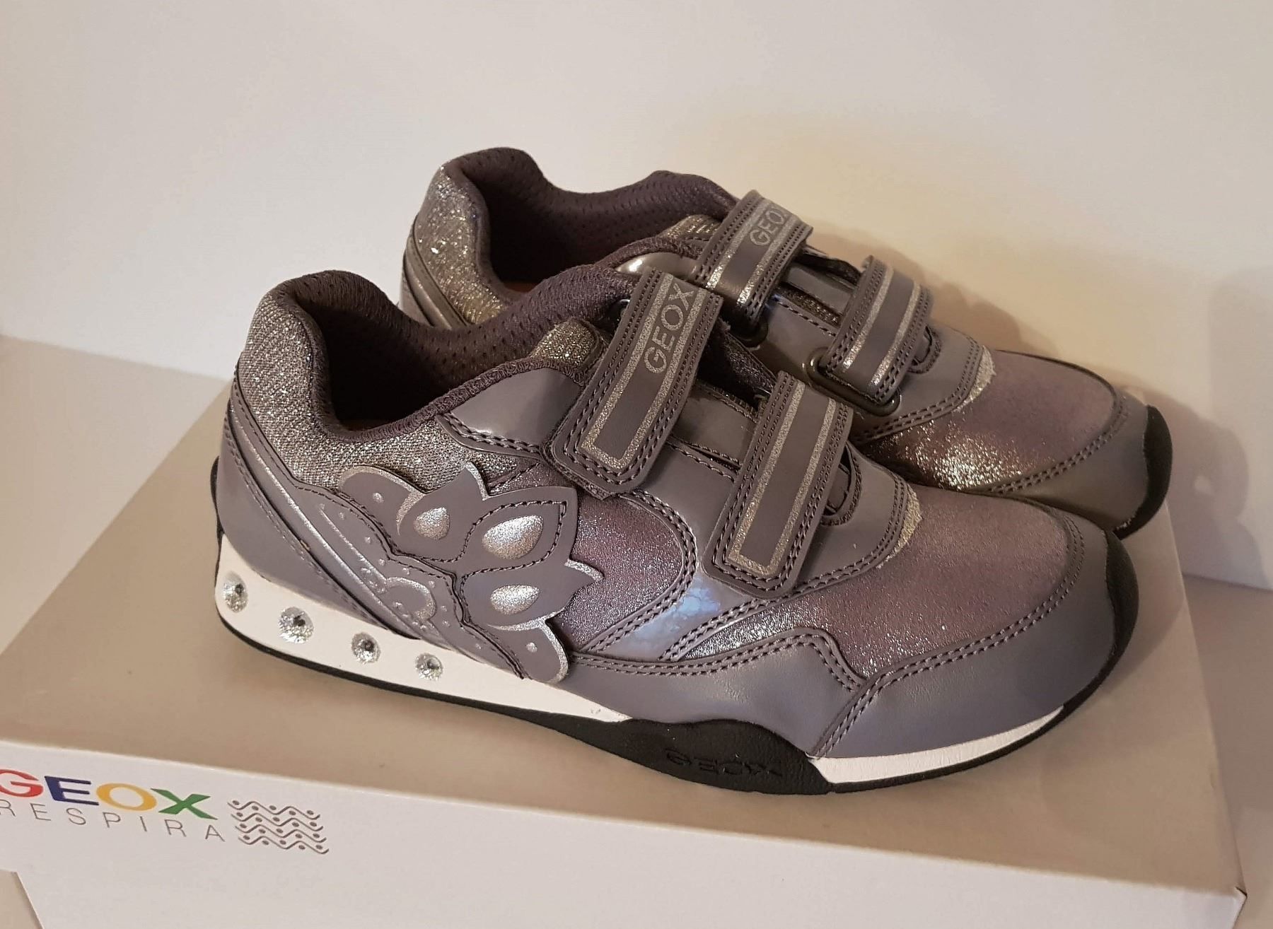 Geox Chaussures filles: Geox Sneaker mit Blinklicht Gr.35 – Neuf avec emballage d'origine à Reinach AG par innamac 1