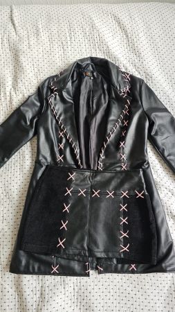 Ensemble manteau en cuir vegan noir et mini-jupe