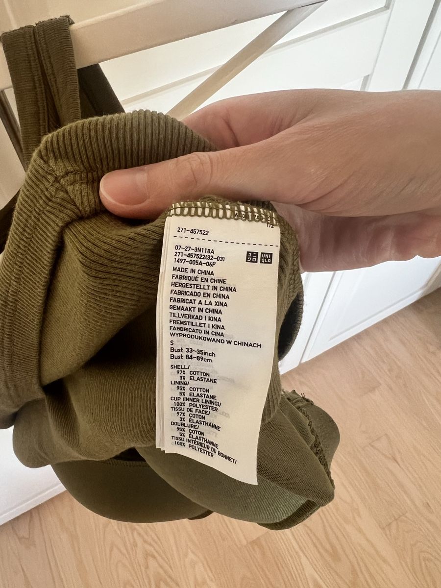 Top: Top vert kaki brassière intégrée UNIQLO – Usato da  venduto da  2