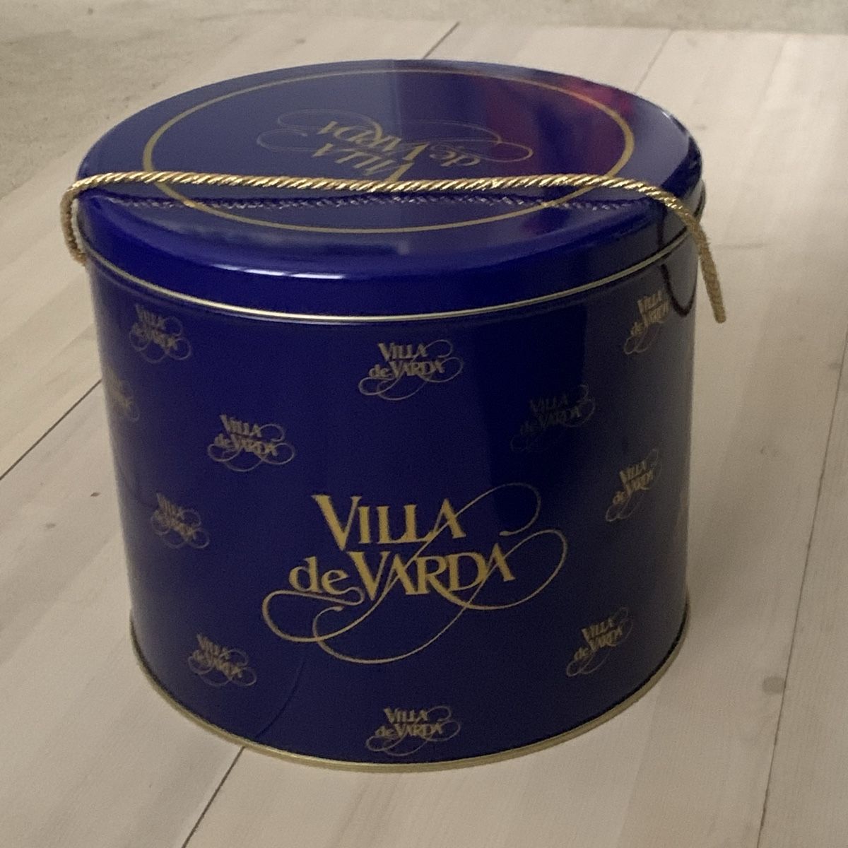 Contenitori & Simili: Große Panettone Blechdose / Dose Villa de Varda – Usato da Hinteregg venduto da GARANTA 1