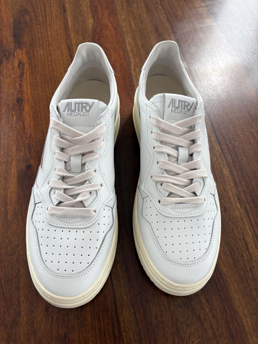 Autry Scarpe da uomo: Autry Medalist Herren, Farbe White/White, Grösse 42 – Nuovo (secondo la descrizione) da Gossau SG venduto da Bidzilla