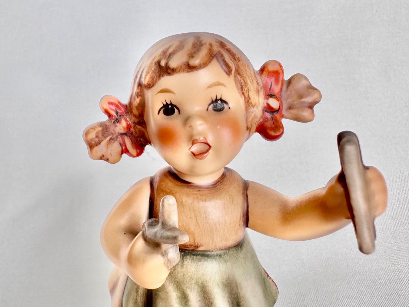 Hummel Statuette: Süsse Goebel Hummel Figur Mädchen "Schnipp Schnapp" – Usato da Steinen venduto da SputnikSweetheart 4