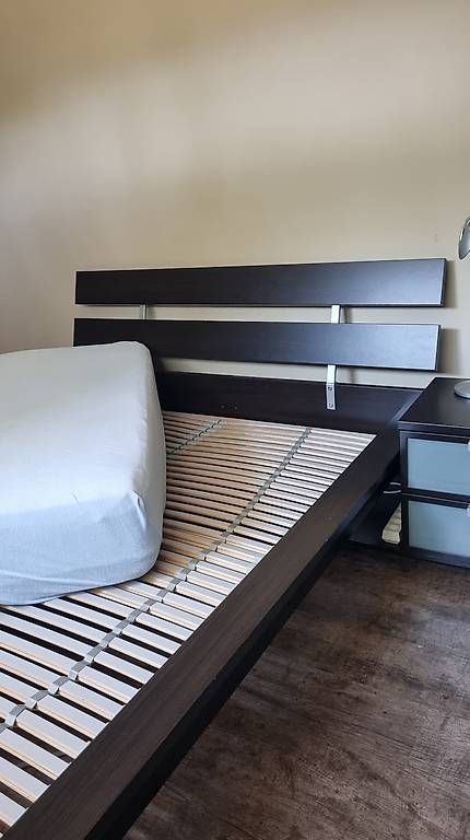 Lits: Lit 140cm-sommier-matelas-table de nuit – D'occasion à Crans/VD par cat_6rgh