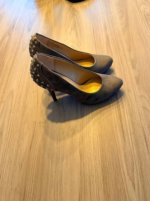 Chaussures femmes: Graue Pumps – D'occasion à Bözberg par van_52qk 2