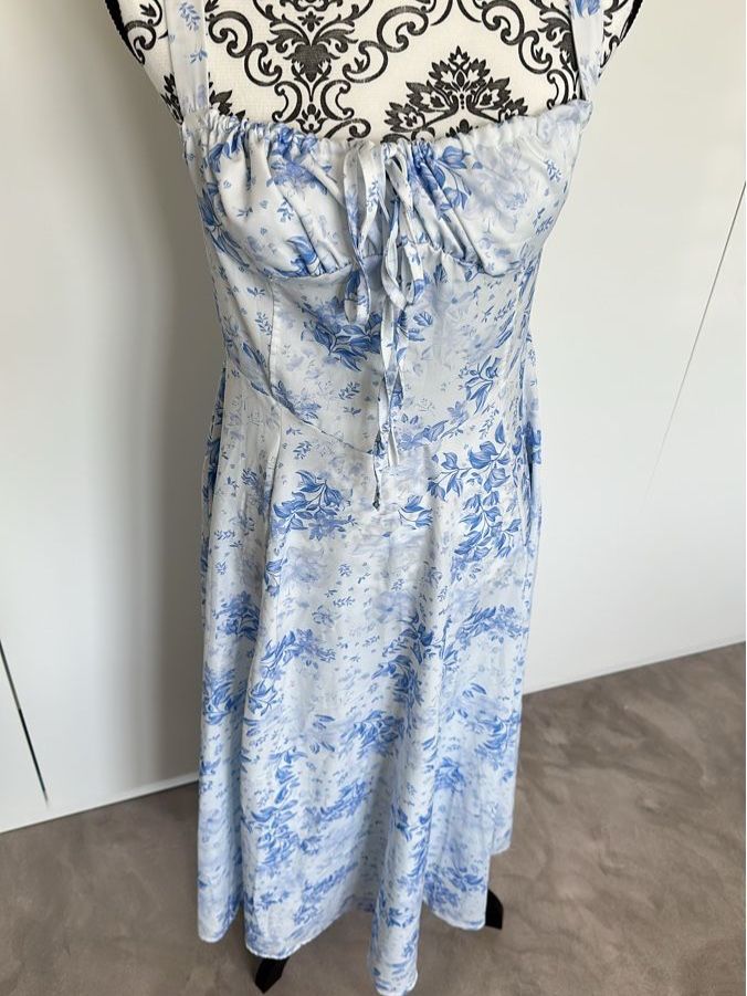 Kleider: Kleid Blumenmuster blau weiss Grösse S – Gebraucht aus Dietikon von vithya88