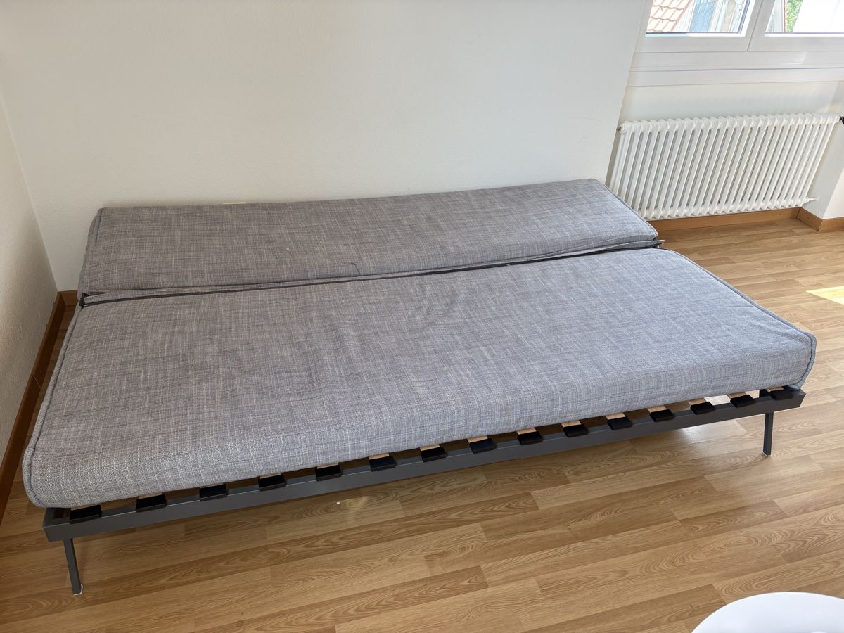 Divani: Convertible Futon Sofa Bed - Excellent Condition, Grey – Usato da Schwarzenburg venduto da pge_l72m 1