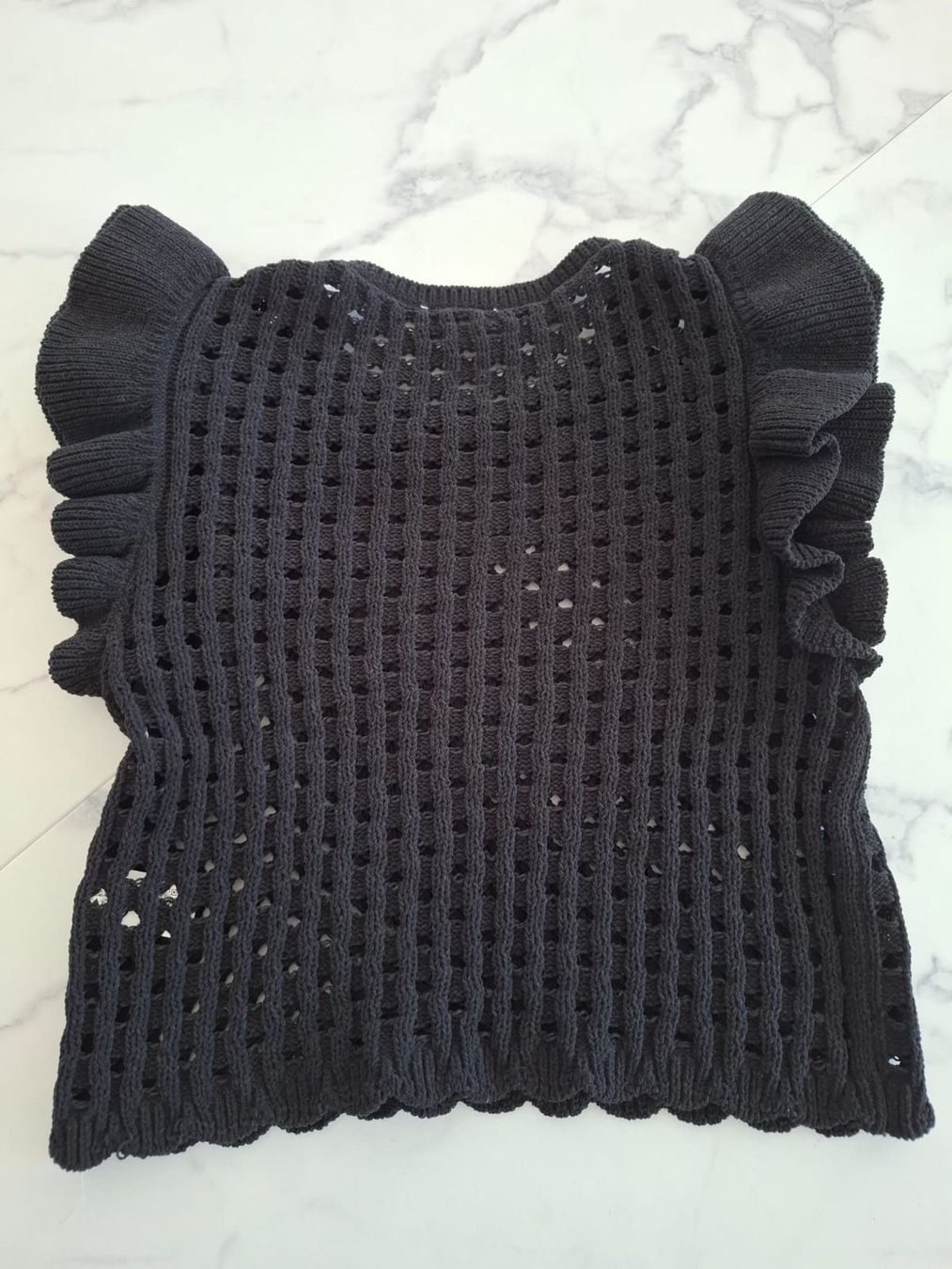 Zara Tops: Zara Stricktop, schwarz, Lochmuster, Rüschen, Gr. M – Gebraucht aus Massagno von Michaela.F 3