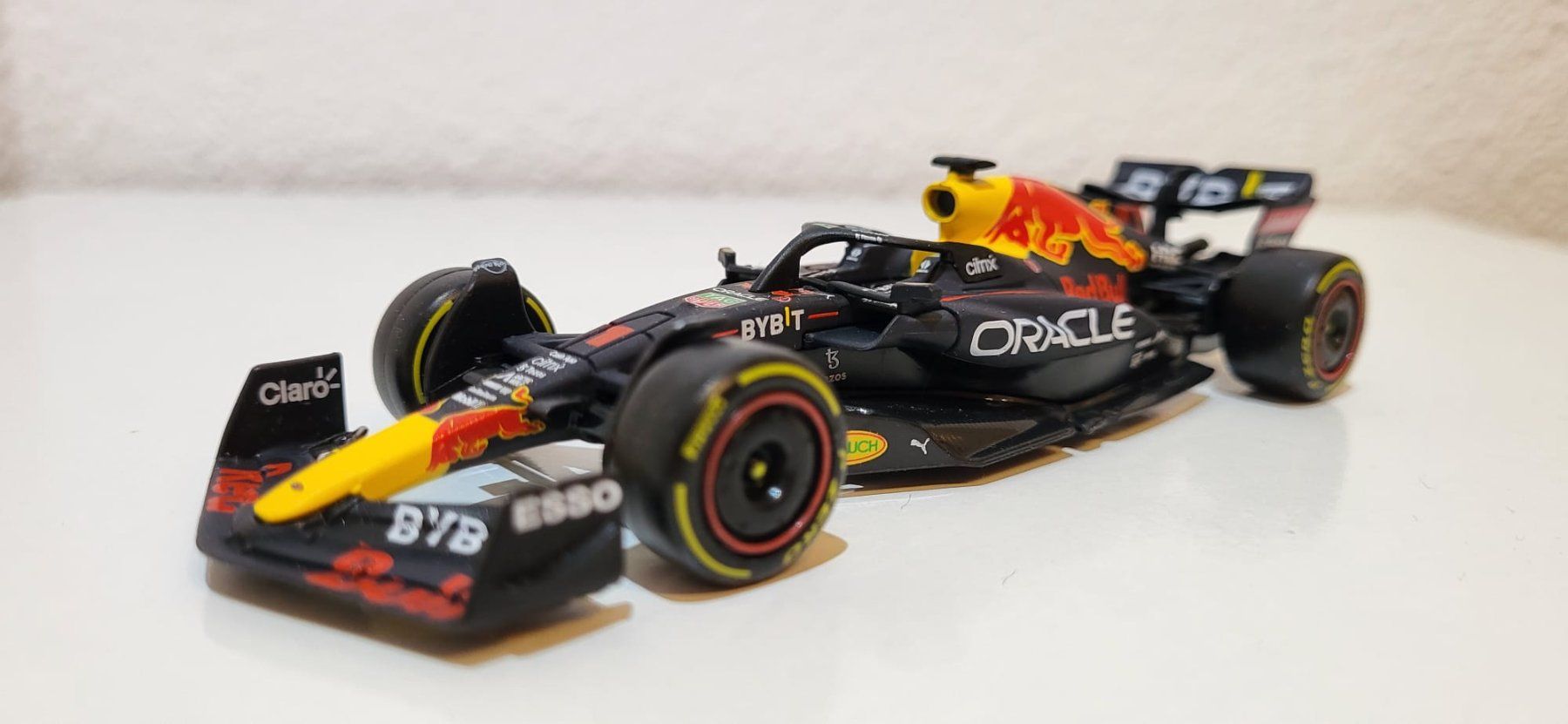 Bburago Modellautos: Formel 1          Redbull und Ferrari    1/43 – Neu (gemäss Beschreibung) aus Bottenwil von Toyscout 3