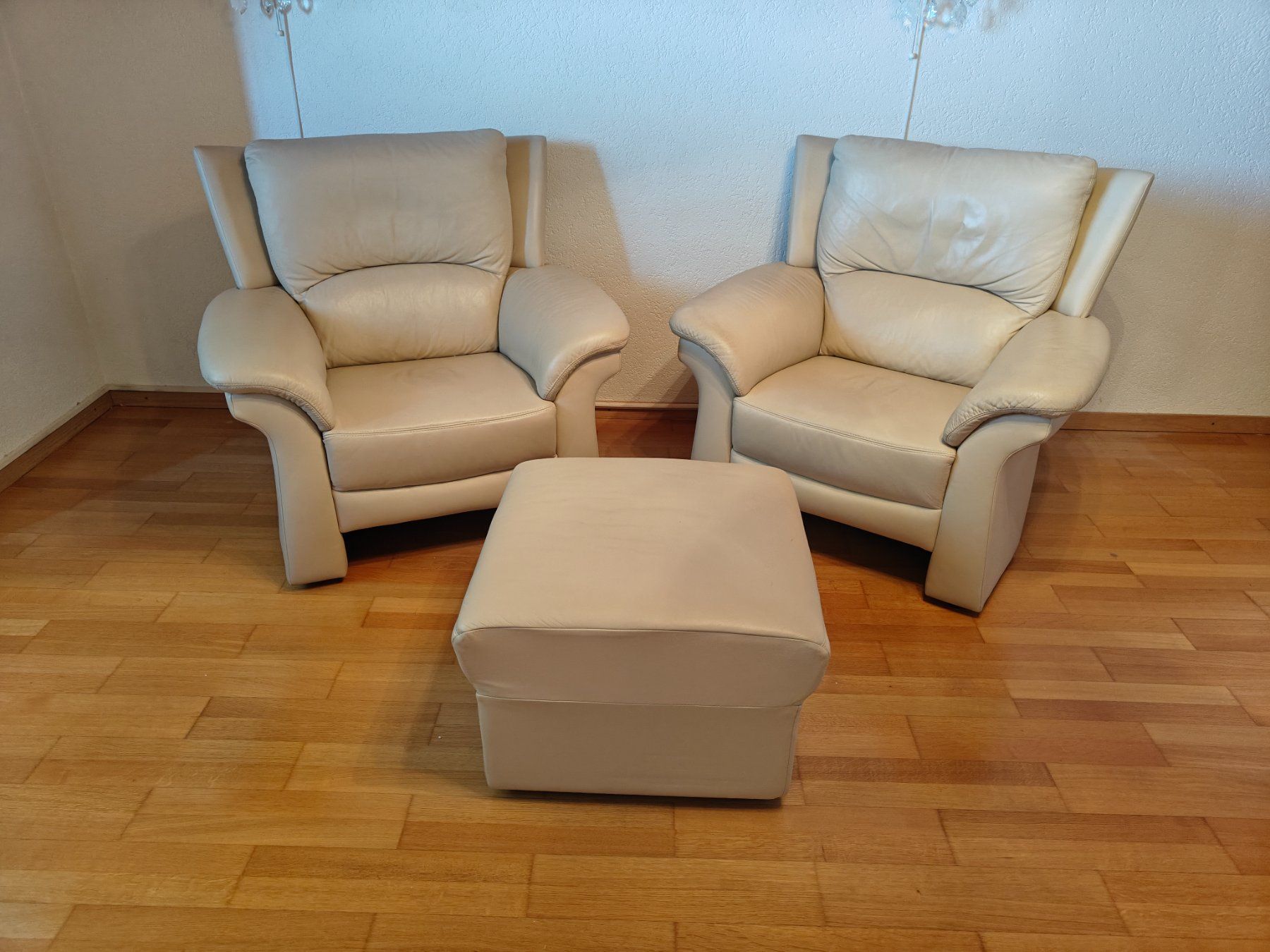 Poltrone: Ledersessel-Set beige - 2 Sessel + Ottoman - 1990er-2000er – Usato da Birr venduto da DisDas