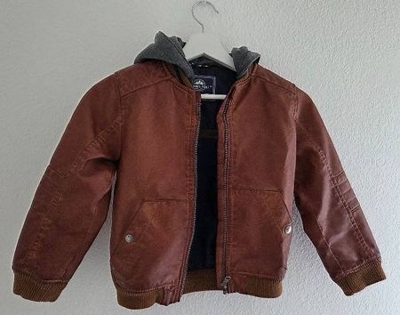 Jacke in braun an mit Kapuze in grau in Grösse 122