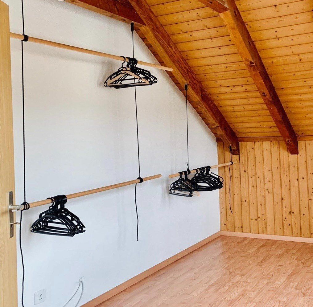 Praktische Kleiderstange aus Holz für Dachschräge (Gebraucht) in Effretikon für CHF 5 – nur Abholung auf Ricardo kaufen