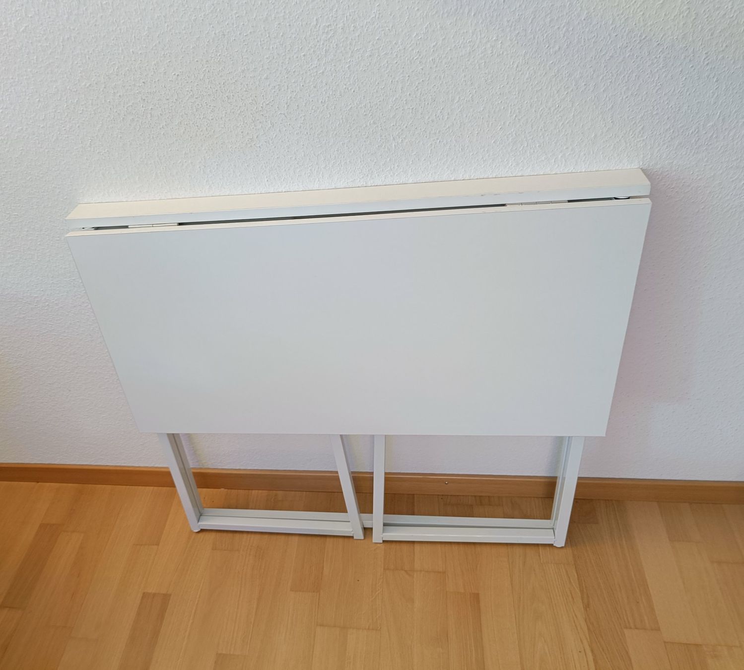 Tavoli: Minimalistischer Klapptisch mit grünem Hocker – Usato da Zürich venduto da Atelier.Second 1