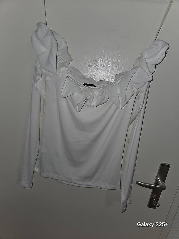 Top: 2 Offshoulder Tops  – Usato da St. Gallen venduto da ruz_t5lk