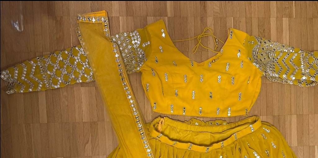 Vestiti: Yellow Georgette Embroidered Lehenga Set – Usato da Bulle venduto da pra_c9c8 1