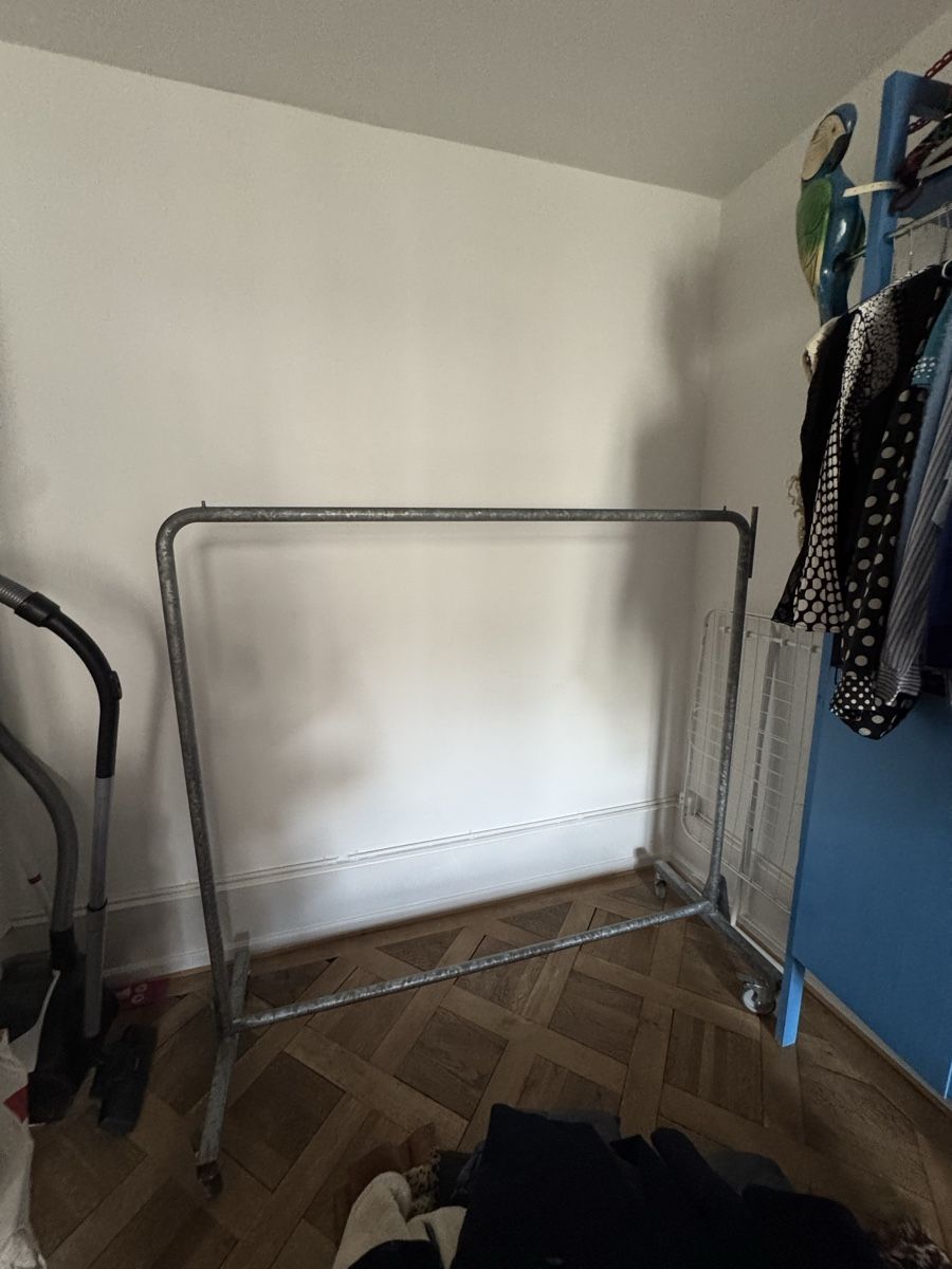 Garderobe: Kleiderständer Metall Rollbar – Gebraucht aus Biel/Bienne von leo_h2vb 1