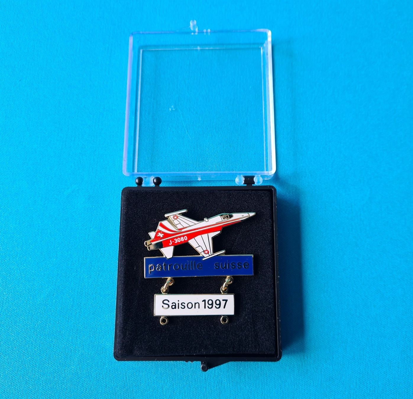 Schweizer Armee Placchette & Badge: Pin Patrouille Suisse 1997 – Nuovo e nell'imballaggio originale da Saland venduto da V-Tour