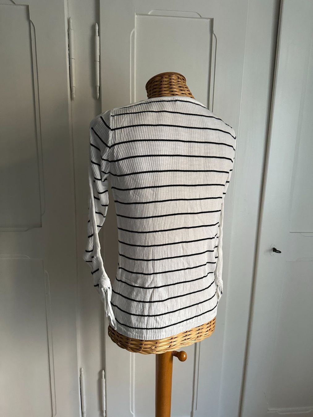 Mango T-shirts: MANGO - Langarmshirt weiss-schwarz XS – D'occasion à Zürich par Diazaio 2