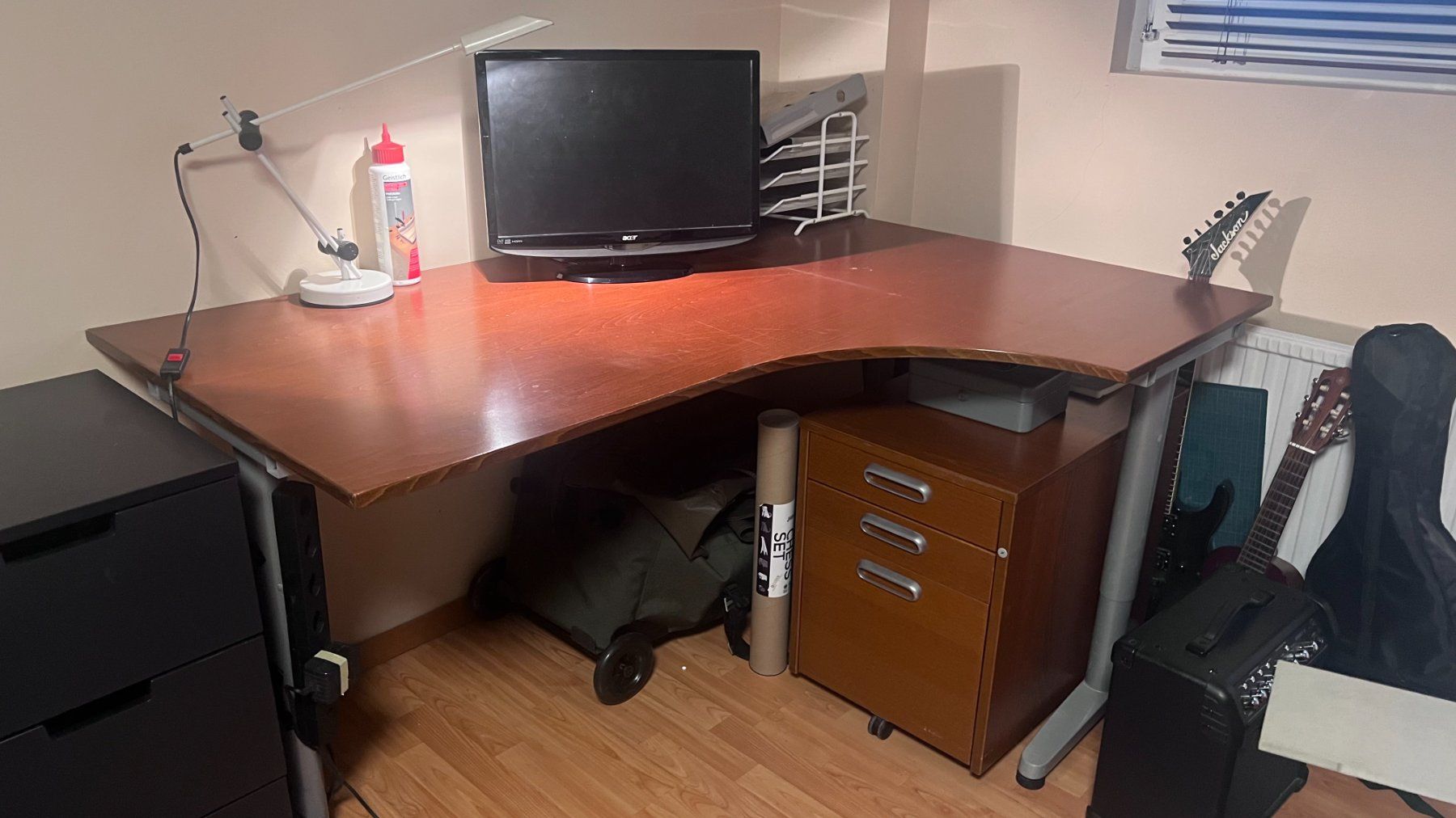 Ikea Scrivanie: Bureau d'angle avec son caisson à roulette – Usato da Préverenges venduto da lan_8vny