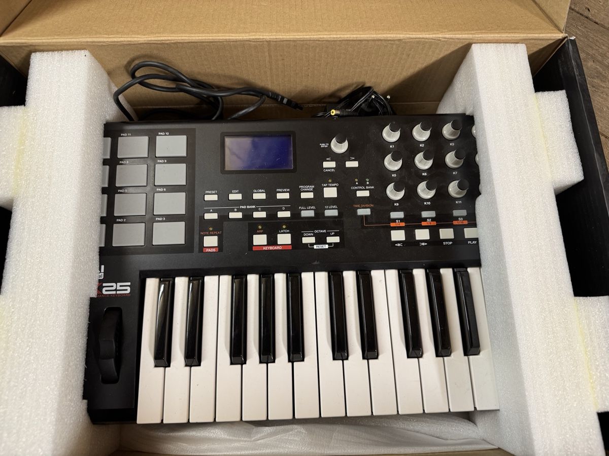 Akai Instruments de musique: AKAI MPK 25 USB/Midi Performance Keyboard – D'occasion à Samstagern par rrdl69 1