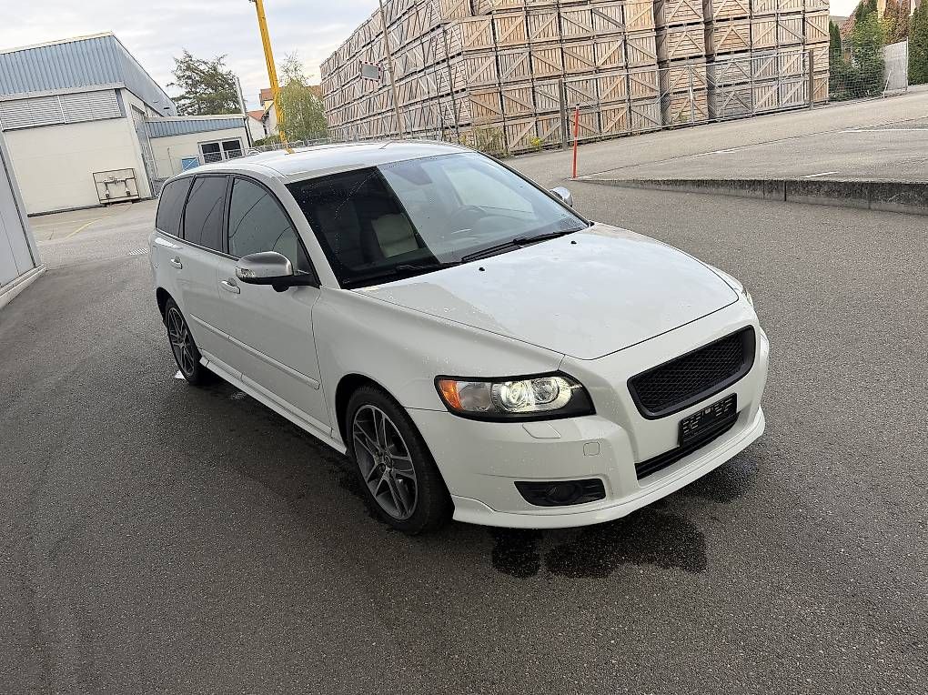 Automobili: Volvo V50 D5 R-Design – Usato da Ursenbach venduto da flueckigeraedu1 1
