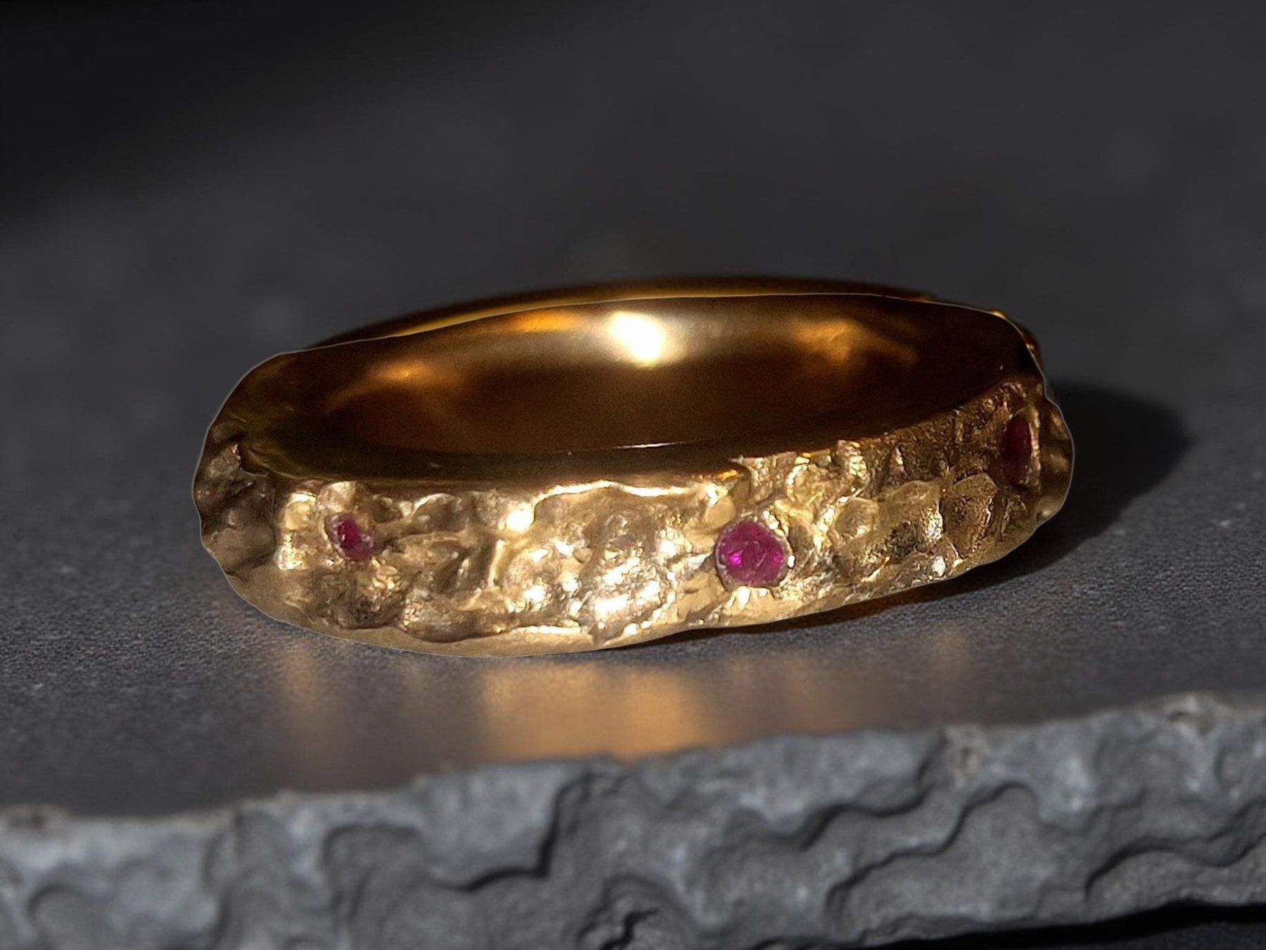 Anelli: Wilder Bronze-Ring, mit sechs Rubinen, Ringgrösse 55 – Nuovo e nell'imballaggio originale da Aarau venduto da Schmuckhoehle_MD 2
