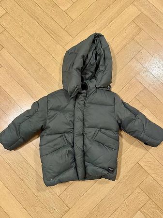Khakifarbener Daunenparka Winterjacke von Zara in Grösse 92