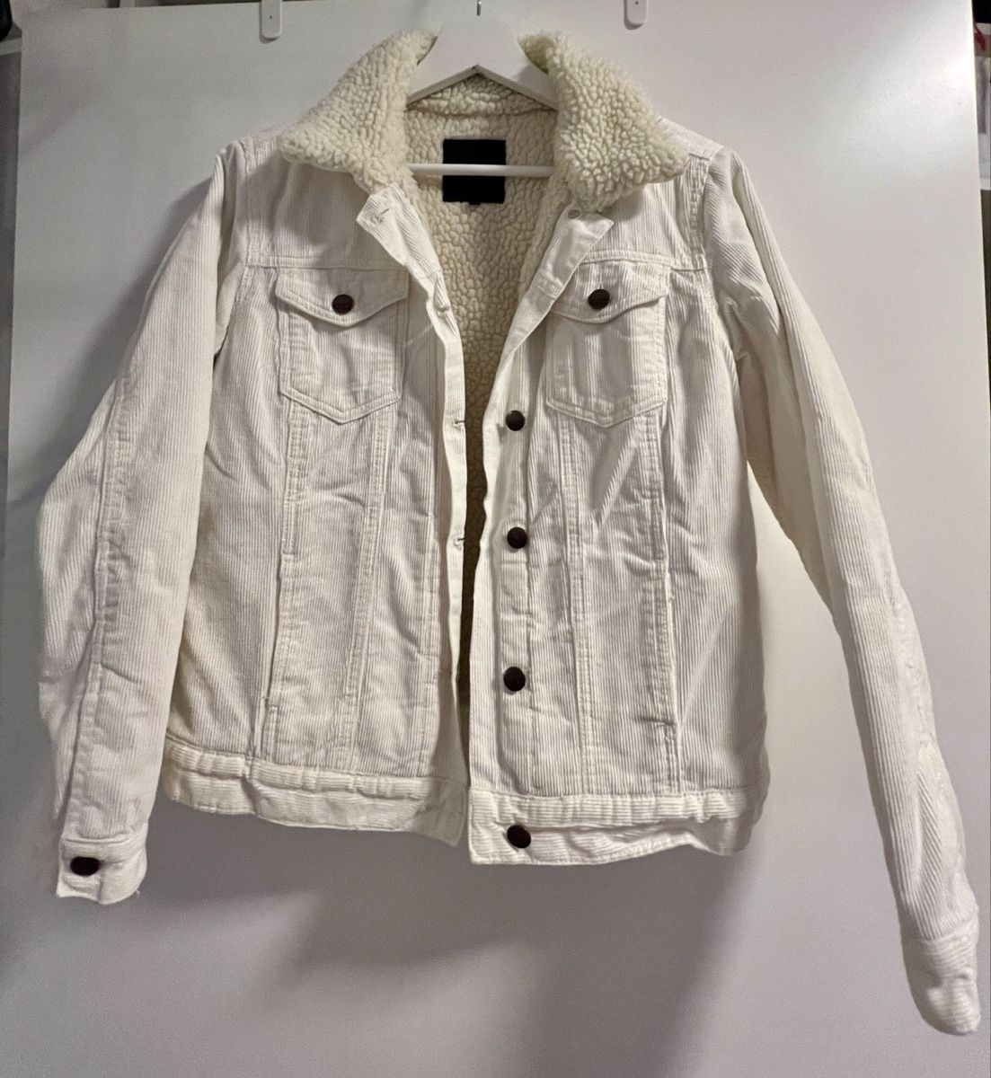 Jacken: Weisse Cordjacke mit Teddyfutter – Gebraucht aus Zürich von peachjess