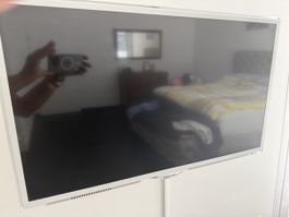 Smart-TV(32“,81cm),transparenter Glassrahmen, Wandhalterung
