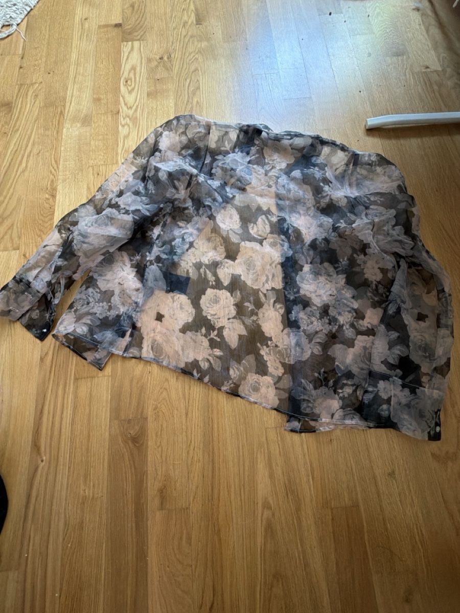 Vero Moda Chemisiers: Blouse transparente à fleurs Vero Moda  – D'occasion à Le Locle par Mayd_h 2