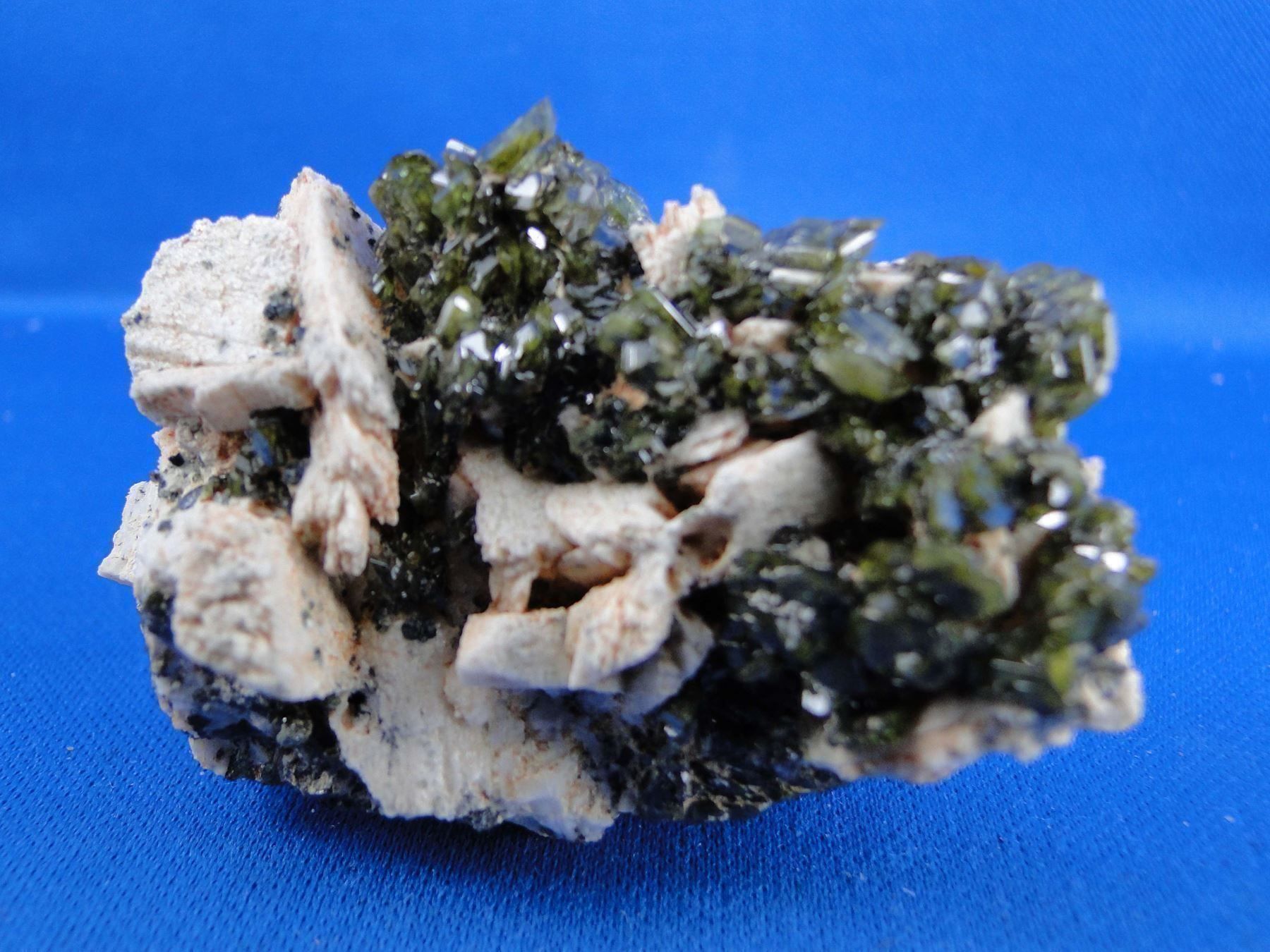 Minerali & Pietre curative: Epidot auf Feldspar – Usato da Schinznach Bad venduto da Demerald 2