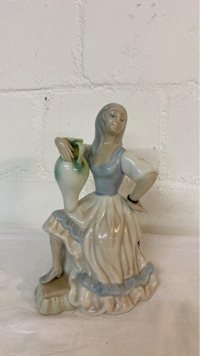 Skulpturen & Statuen: Schöne Porzellanfigur, Wasserträgerin – Gebraucht aus sursee von trilli-tralli 2