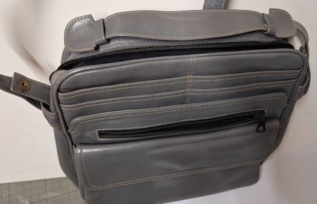 Umhängetasche grau mit Logo Schnalle gebraucht Zustand