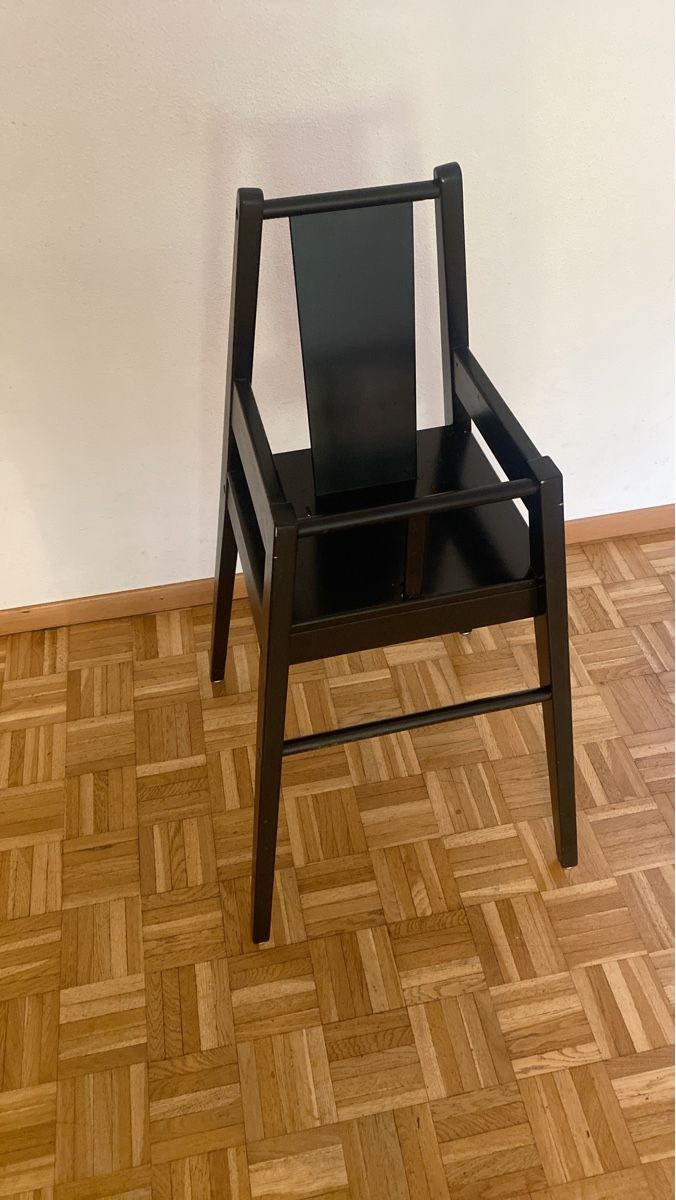 Ikea Seggioloni: Schwarzer Holzstuhl (Kindersitz) – Usato da Jona venduto da J_M