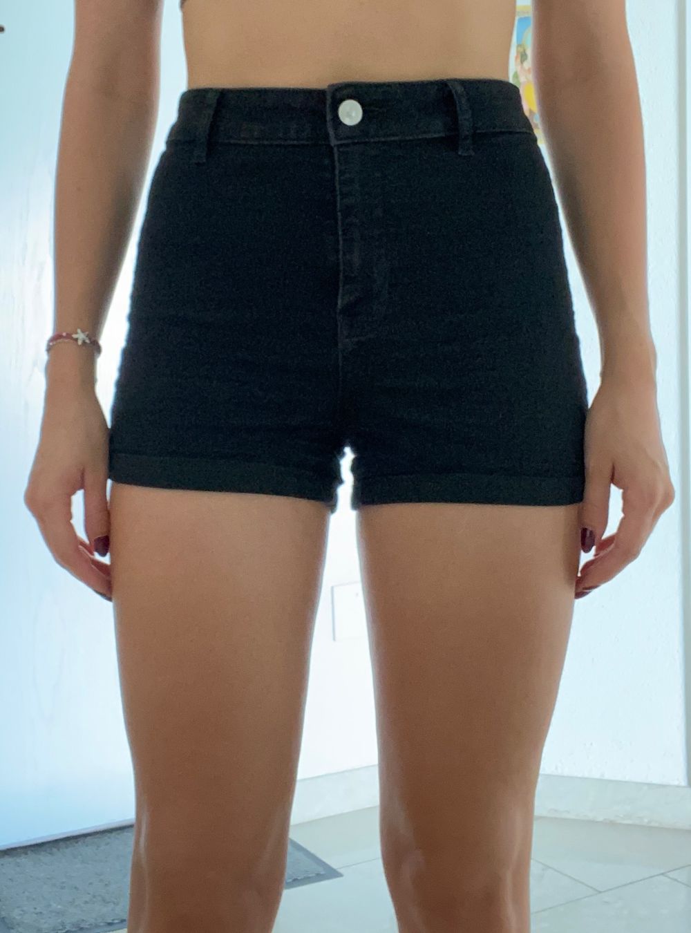 H&M Pantalons: Jeansshorts schwarz H&M 36 – D'occasion à Altendorf par am9j_nt